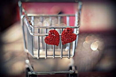 亲情，友情，爱情。留得住就留，留不住就放手，何必为难了别人，勉强了自己。