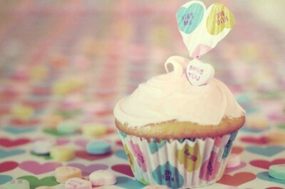 亲情，友情，爱情。留得住就留，留不住就放手，何必为难了别人，勉强了自己。