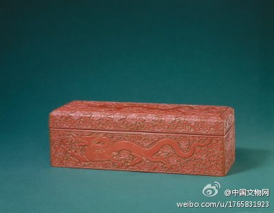 【剔红云龙纹盝顶式长方盒】明永乐，高13cm，长40.5cm，宽13cm。清宫旧藏。盒盖盝顶式，直壁器身。龙盒底漆呈赭色，有细碎的牛毛断纹，此为典型的明永乐漆器特征，并有宋元遗风。盒内髹黑漆，盛紫檀木屉。外底左侧边…