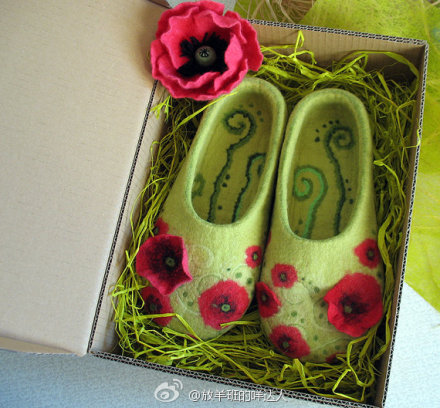 #羊毛毡鞋子# 忍不住收藏那些美美的羊毛毡鞋子，虽然穿不到，看看也觉得美好呢~作品来自俄罗斯的Svetlana Sultan