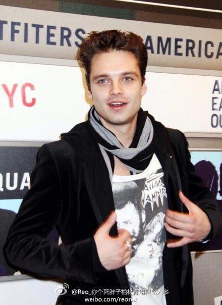 Via twitter 刚夸他私服好看就瞅见这么一个略难以让人形容的搭配。。。。#Sebastian Stan#