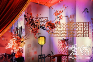 “山郭通衢隘，瑶坛紫府深。灯花助春意，舞绶织欢心。”这场大气而极富文化底蕴的中式婚礼主题为“鎏”。婚礼举办时正值年头，婚礼主义的策划师以大量的灯笼元素装饰着中国风婚礼现场，营造出极尽喜意的盛景，其中亦有一派大气。