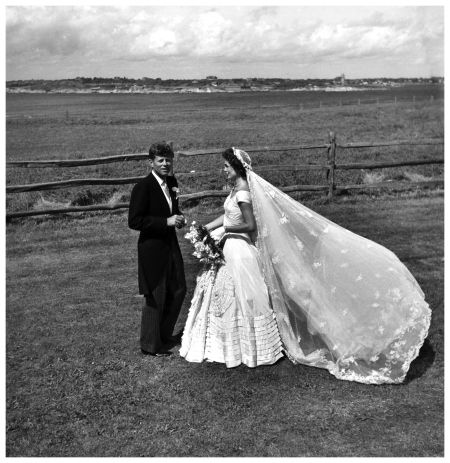 Photo Toni Frissell, – John F.Kennedy and Jacqueline Bouvier on their wedding day 1953