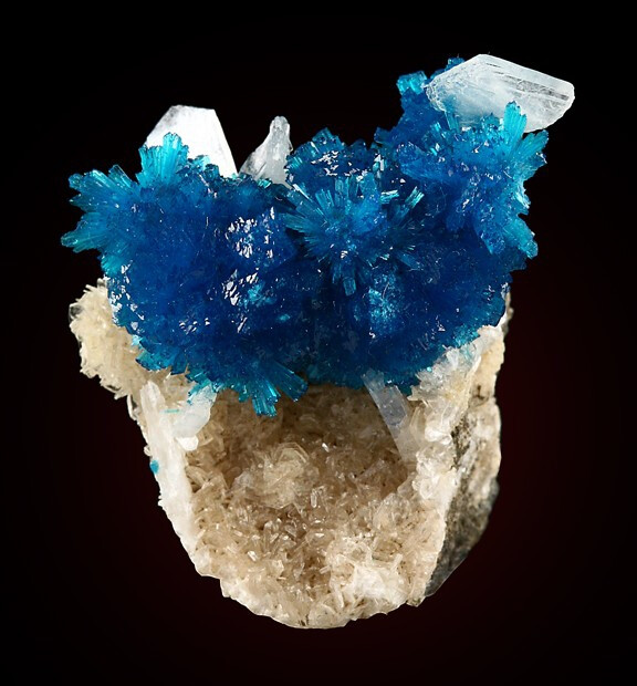 Cavansite 水硅钒钙 代表产地：Wagholi, Pune District (Poonah District), Maharashtra, India 印度特产~ 共生辉沸石。