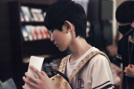 #TFBOYS# #TFBOYS王源# 140723 北京机场 补图2P~ 一双素手葱莹玉白，一个眼神倾倒众生，一瞥侧颜宛若神人，此谓倾国与倾城 #初见千凯源，倾心复十年#