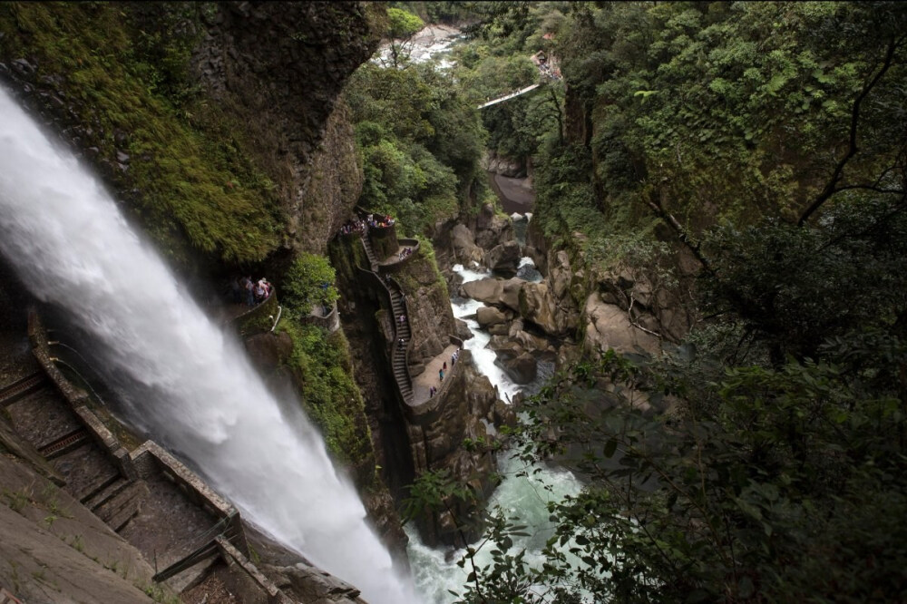 厄瓜多尔的峡谷阶梯 厄瓜多尔的峡谷阶梯建在一个大瀑布附近，距巴诺斯仅30分钟车程。这段阶梯是当地最著名的旅游景点之一，每年吸引大批游客。