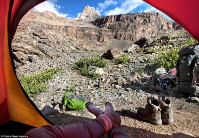 Grigoriev周游世界各地，拍摄了很多偏远山区的照片，其是坐在帐篷内拍摄的这些照片，在其照片内仅出现了其露在帐篷开口处的脚。