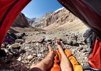 冒险家Grigoriev正在 Mirali峰上露营休息，攀登范式山脉的过程十分危险。
