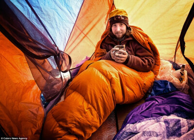 这是露营者兼业余摄影师 Oleg Grigoriev在帐篷内拍摄的照片。^ ^