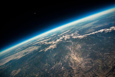 “地球与太空”单元高度赞扬奖获奖作品，出自摄影师帕特里克-库里斯之手，展示了从太空看到的地球壮观景象。