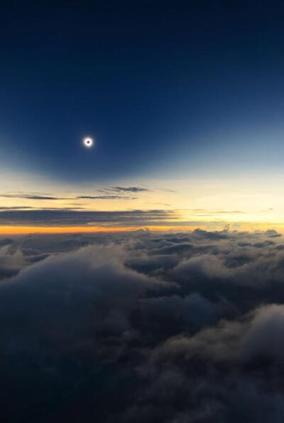 “地球与太空”单元高度赞扬奖获奖作品，出自摄影师卡塔林-贝尔迪亚之手，展示了云层上方的日全食景象。