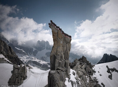 小心台阶！为了提高其装备及服饰的知名度，瑞士户外产品生产商Mammut（猛犸象）近年来拍摄了一系列震撼人心的照片，图为2009年，登山家们聚集在富尔卡山口狭窄平台上的景象。
