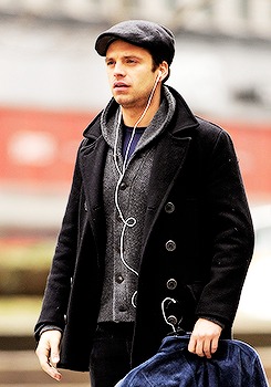 #Sebastian Stan# 嗷呜不知道什么时候的街拍 Sebastian Stan seen hailing a cab in Midtown, New York City. 在拦出租车的384，好喜欢看他戴帽子XDDDD http://t.cn/RvAlVvU