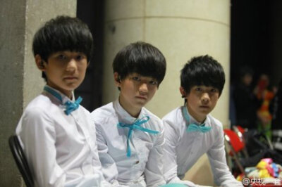 #TFBOYS三人同行# //@海贼王俊凯: #TFBOYS三人同行#//@洋葱爆炒大闸蟹:#TFBOYS三人同行#//@凯源汪_千文喵:#TFBOYS三人同行#//@TFBOYS-二狗子:#TFBOYS三人同行#//@我就是千千爱的抄手-:#TFBOYS三人同行#//@-茶罂KRJ-:…