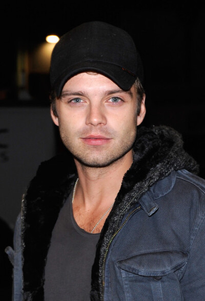 #Sebastian Stan# 这组真的是怎么看怎么荡漾啊 每次看都忍不住捂胸口真是www 之前看到截了部分的GIF，这个应该算完整版本了噗。好可爱?。?！【前四张GIF戳动】via http://t.cn/8smLYVP &amp;amp; [jpg via 水包酱]