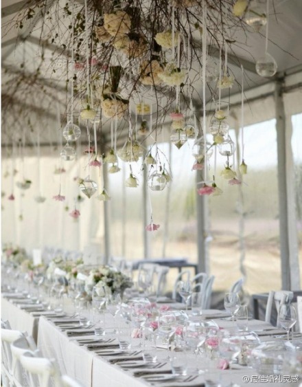 #婚礼灵感# 西式婚礼的餐桌布置与创意的垂吊装饰，更多灵感图集：|西式婚礼餐桌布置与创意的垂吊装饰 by 最佳婚礼灵感