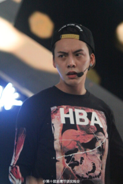 #第十届金鹰节颁奖晚会# 大西轰@William威廉陈伟霆 卖萌高清系列来咯，看萌萌哒手势猜动作，你们猜到他今晚的表演了吗？大家转发请带上#第十届金鹰节颁奖晚会# 一起玩哦，第五张表情在嫌弃谁呢敬请期待今晚19:30@湖…