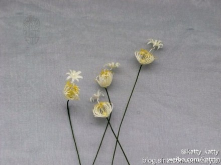 #造花# 用梭编做花蕊：http://t.cn/zWIwHzB ；浆布的方法：http://t.cn/zWitxyl ；花型的转印：http://t.cn/zW9wFlw ；底布和花的效果：http://t.cn/zW3EIOu