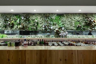 #品.创意#它围着厨房是插入该装修40馆开放空间的四面墙。几个Windows穿过植物表面的透视空间从一边到身边的建筑。