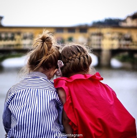 以后要生一对可爱的女儿，一个像男孩子般潇洒帅气，另一个打扮得温柔可人，然后给她们拍很多好看的写真集，想想都觉得好幸福