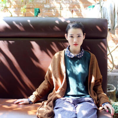 平静的花朵。文艺简约 自然卷边咖色大毛衣外套