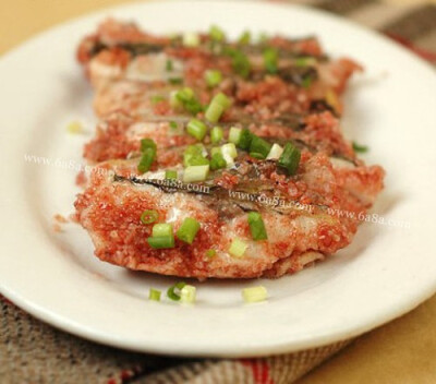 椒麻味粉蒸草魚的做法 工 藝：蒸口 味：椒麻味難 度：初級入門人 數(shù)：2準備時間：15分鐘烹飪時間：&amp;lt;30分鐘 粉蒸草魚的主料：草魚200克、米粉適量 粉蒸草魚的輔料：色拉油適量、食鹽適量、姜適量、料酒適量、…