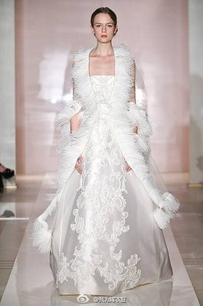 Reem Acra 2014秋冬系列，婚纱用羽毛的轻盈之美，带来了一个纯白色的唯美世界。