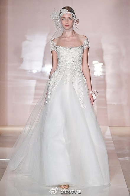 Reem Acra 2014秋冬系列，婚纱用羽毛的轻盈之美，带来了一个纯白色的唯美世界。