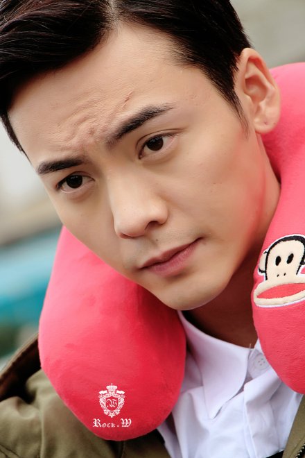 带着u型枕的男票又帅出了新高度!小r要被迷晕了!