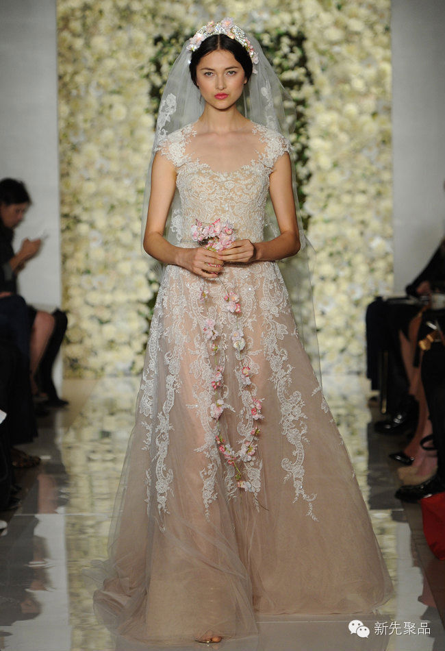 Reem Acra 2015秋季婚纱：清新婉约的花美人