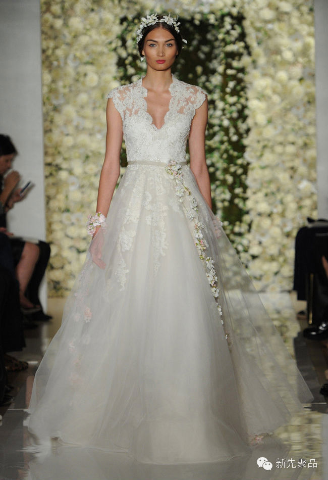 Reem Acra 2015秋季婚纱：清新婉约的花美人