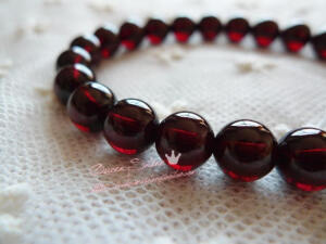      一直觉得酒红色的石榴石是一位灵魂舞者，平时在角落里、在人群中并不起眼，但只要有一丝光线照在她身上，她便会释放出最耀眼的光彩，那种高贵的酒红大片大片地喷涌出来，似乎整个世界都无法容下她得美丽...       石榴石多棉裂、杂质，很少有净体，酒红色的石榴石更是如此。然而如果没有矿黑、冰裂，晶体极致干净的酒红石榴石，颜色就会比普通的石榴石明艳好多倍，也就是达到了“鸽血红”的颜色。