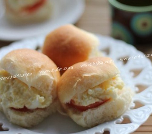 土豆泥沙拉小餐包的做法 工 艺：烘焙口 味：甜味难 度：中级掌勺人 数：2准备时间：30分钟烹饪时间：&amp;lt;60分钟 土豆泥沙拉小餐包的主料：高筋面粉200克、低筋面粉50克、酵母粉4克、鸡蛋5个、土豆2个 土豆泥沙拉小餐包的辅料：食盐3克、水100克、淡奶油20克、白糖35克、橄榄油40克、沙拉酱4勺 土豆泥沙…http://www.6a8a.com/caipu/70355/