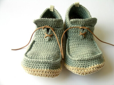 crochet shoes .