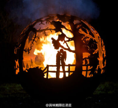 Firepits， 这个该如何信雅达的翻译说不好，反正就是那种烧火的容器，简陋的的切开的油桶就可以，可是还是有很多非常艺术感的，平时看上去也许就是个生满锈的铁球，一旦点了火，真是涅槃了。