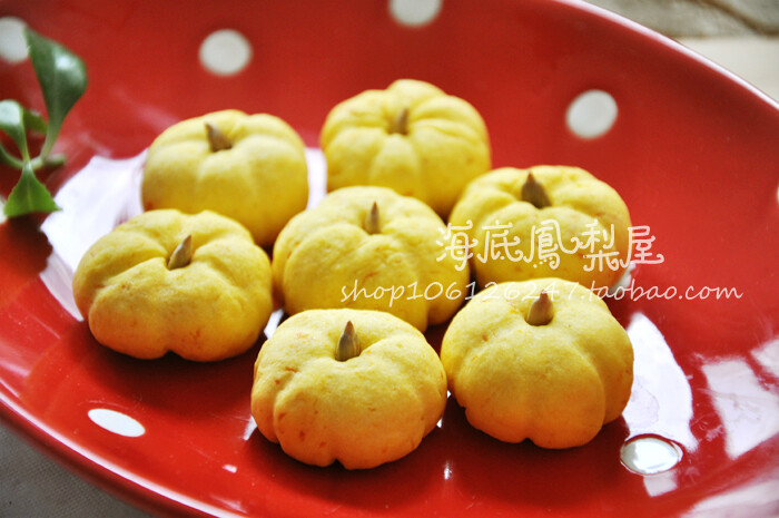 【万圣节南瓜球饼干礼盒】手工定制立体形状曲奇可爱创意装饰礼物。融入新鲜南瓜泥打造的憨态可掬的南瓜饼干，是不是很应万圣节的景呢？小马驹拉着18颗饱满的南瓜向万圣节出发啦！