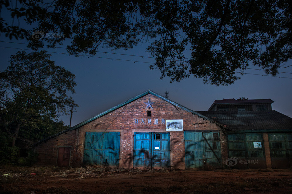 这里曾是矿区消防驻地。消防屋建于1960年，红砖砌成墙壁，红瓦覆盖屋顶，大尖顶透露着典型的苏式建筑风格。曾经这里驻扎着10多个消防队员和4辆消防车。在矿工邹明全的印象中，矿区很少发生火灾，所以消防车很少出动。