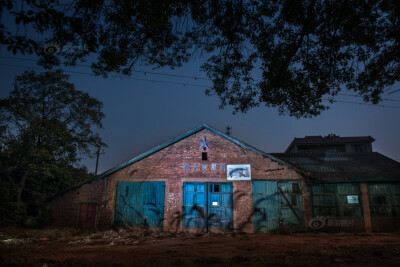 这里曾是矿区消防驻地。消防屋建于1960年，红砖砌成墙壁，红瓦覆盖屋顶，大尖顶透露着典型的苏式建筑风格。曾经这里驻扎着10多个消防队员和4辆消防车。在矿工邹明全的印象中，矿区很少发生火灾，所以消防车很少出动…