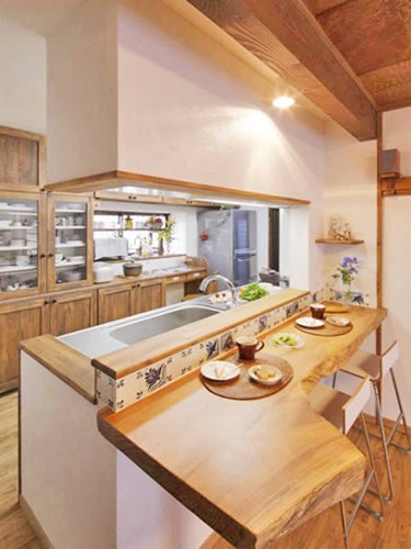 厨房区域的外围，木板打造了一个小小的就餐区。相连的厨房和小餐厅，方便拿取，一目了然。桌子边缘凹凸不平的样式，展现了原始的木板，非常有自然气息。