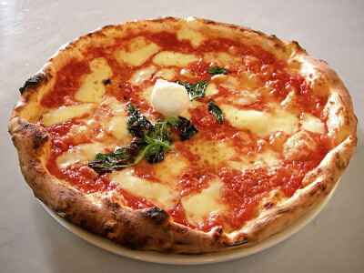 4. 意大利那不勒斯白比萨 这是意大利成分最单纯的披萨，不用一滴番茄酱汁，美味全来自那不同寻常的意大利水牛（buffalo）mozzarella 奶酪，真正原汁原味，原始的方子里还要求在披萨石上烤制。