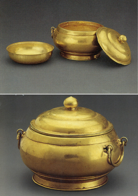 #北京文物精粹大系·金银器卷# 金汤敦：明·弘治。高16.2厘米，口径15厘米，重900克，北京海淀区青龙桥董四墓村明墓出土，首都博物馆藏。汤敦系盛汤之器。圆形，直口，鼓腹，两肩以四朵梅花形钮套环柄做提梁，圈足，圆盖。顶部为一宝珠状圆钮。盖钮和盖之间有一金属球，轻轻晃动，即发出清脆的金属声。