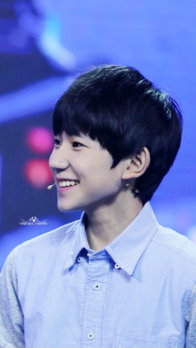 #TFBOYS# #TFBOYS王源# 141016 中国文艺 9p~@TFBOYS-王源 细水流年，默默不语。一动一静，皆若画卷。#初见千凯源，倾心复十年#