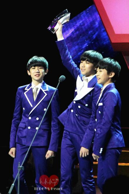 #TFBOYS#【为什么打榜】公司声明里有一句话:“他们的实力依然不足，身上笼罩的人气光环更像泡沫，泡沫终有破灭的一天。” 所以作为粉丝，我们要做的就是用实实在在的数据支撑三只走到能彻彻底底用实力说话的那一天，而不是过度消耗他们的人气。打榜不是情结，是责任。(图源见水印)