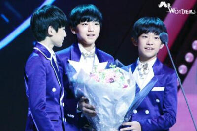 #TFBOYS#【为什么打榜】公司声明里有一句话:“他们的实力依然不足，身上笼罩的人气光环更像泡沫，泡沫终有破灭的一天。” 所以作为粉丝，我们要做的就是用实实在在的数据支撑三只走到能彻彻底底用实力说话的那一天，…