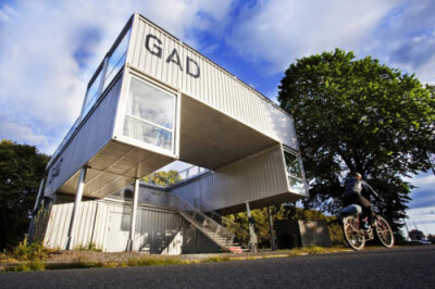 【2012十大集装箱建筑】8. MMW architect：'GAD' 挪威 这个临时的美术馆建筑进一步开发了集装箱的结构承载力，设计师将集装箱转化成巨大的悬臂，由纤细的柱子支撑，创造了一个有趣的堆叠结构，用集装箱原有的金属表…