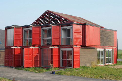 【2012十大集装箱建筑】4. 'maison container lille' by patrick partouche（法国，里尔） “maison container lille”住宅用工业化的集装箱对当代乡村建筑进行了重新阐释。这个住宅由8个相互堆叠偏移的集装箱组成的，住宅立面上开了一系列向田地开放的落地大窗，并将内置门作为遮阳板来控制室内进光量。