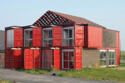 【2012十大集装箱建筑】4. 'maison container lille' by patrick partouche（法国，里尔） “maison container lille”住宅用工业化的集装箱对当代乡村建筑进行了重新阐释。这个住宅由8个相互堆叠偏移的集装箱组成的…