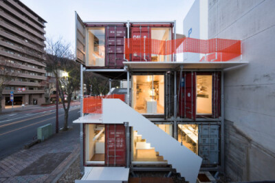 【2012十大集装箱建筑】3. daiken-met architects / nawakenji-m: 集装箱工作室（日本，岐阜） 这座小型办公建筑由一个可移动框架支撑，上面堆叠了几个集装箱，这些方盒子组成了一个集办公和居住一体的复式空间。这…