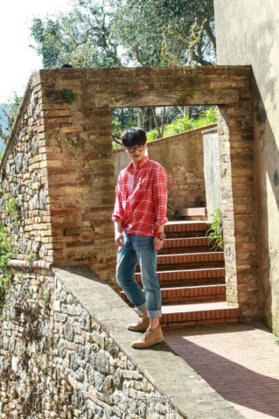 『#花兒與少年#』画面中穿紅格子衫的少年，让托斯卡纳的艳阳成为背景。@华晨宇yu