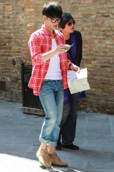 【组图】@华晨宇yu 欧洲之旅第四期高清组图9PPart！各种镜头真的好温馨，给姐姐们找路！cr：新浪娱乐
